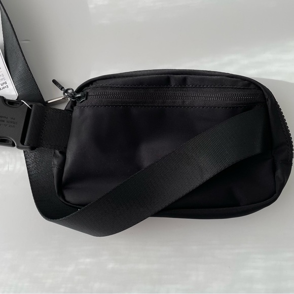 NWT Lululemon Everywhere Belt Bag - Black - Picture 7 of 7